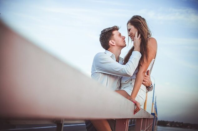 A woman in the arms of a man with excellent power.