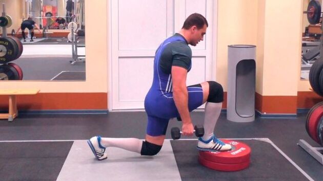 Exercise Lunges with dumbbells, increasing male power